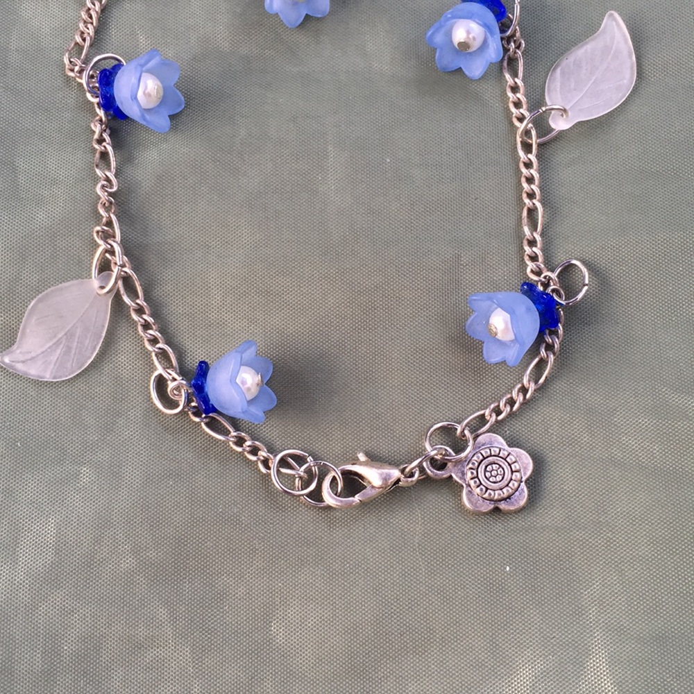 Cute Ankle bracelet w Blue flower and white leaf decor., perfect for summer! - Picture 3 of 4